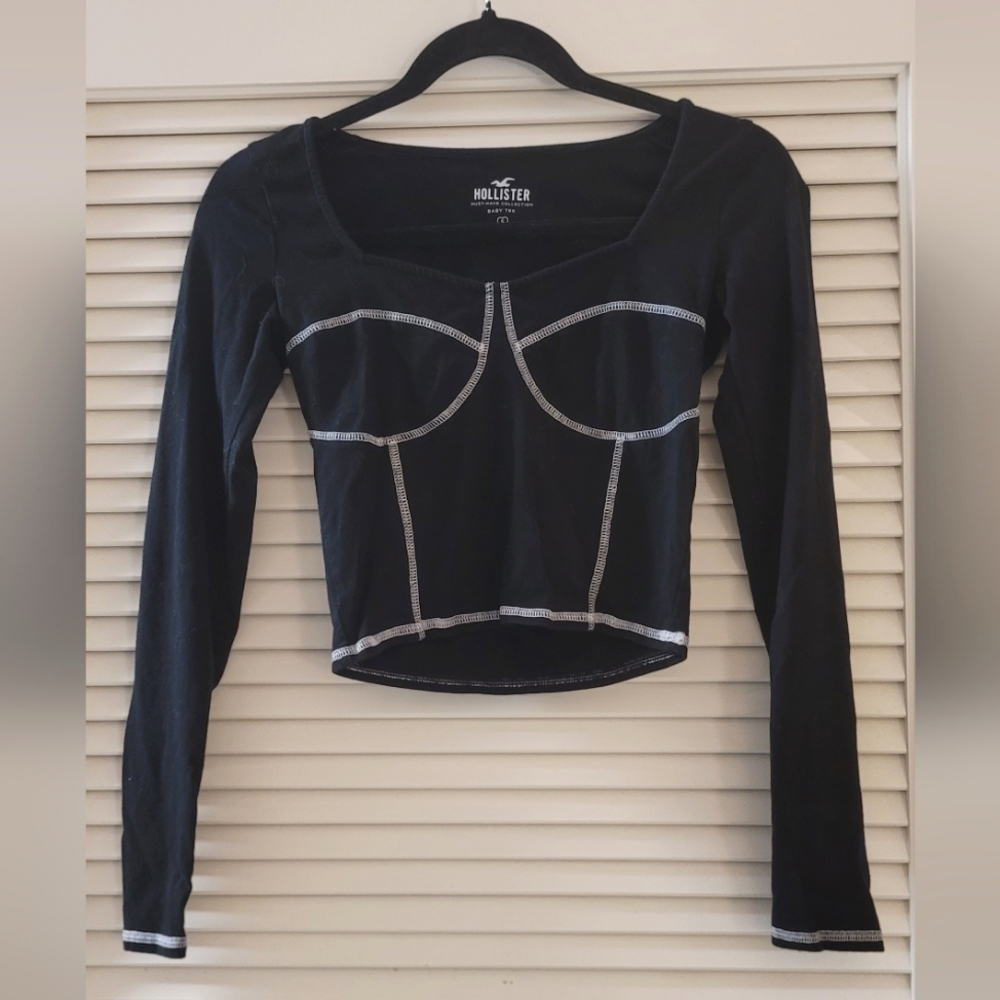 Hollister- Black & White Corset Design Longsleeve Crop Top